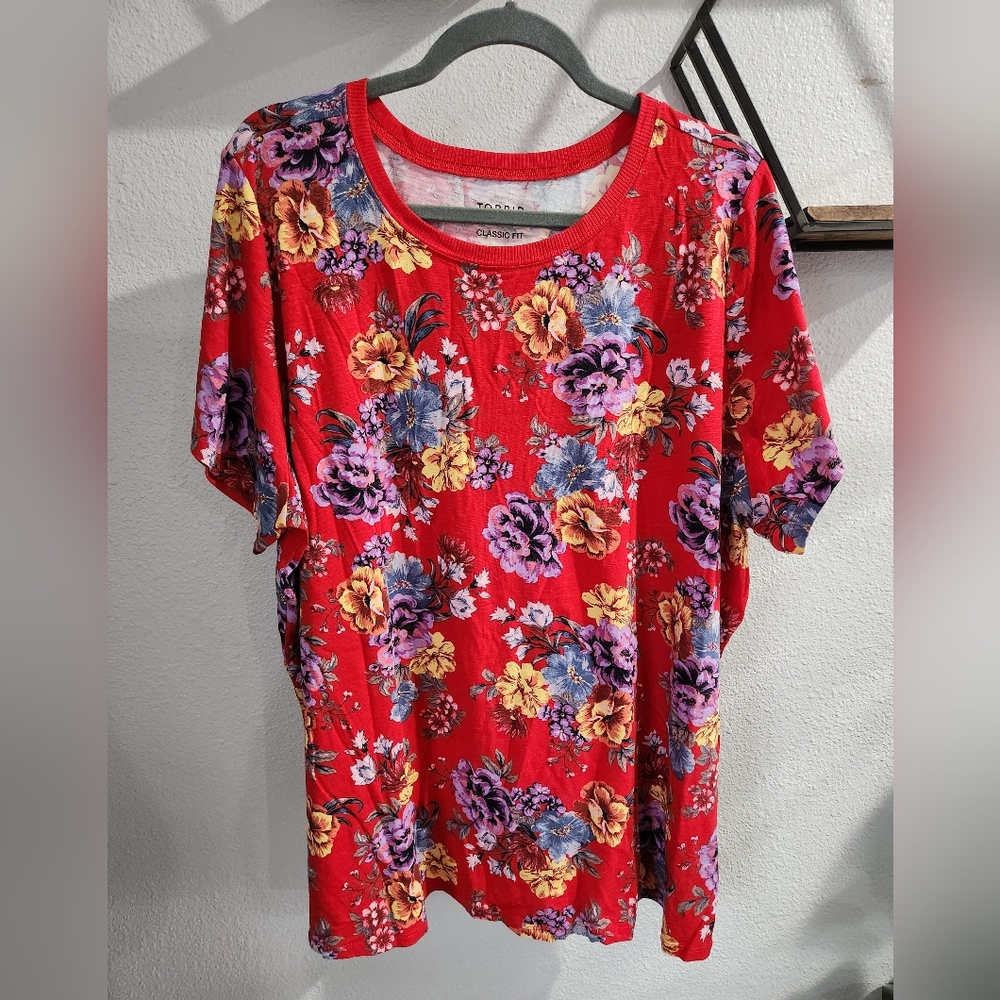 ❤️💐Floral Red Tee NWOT